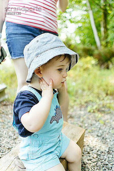Nahaufnahme eines kleinen Jungen  der im Sommer einen Hut trägt