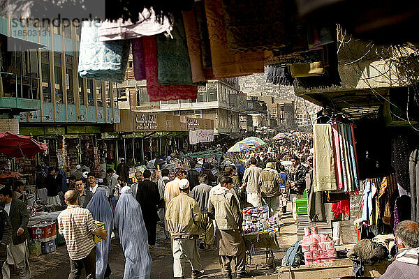 Menschenmassen drängen sich auf einer belebten Einkaufsstraße am Mandawi-Markt in Kabul.