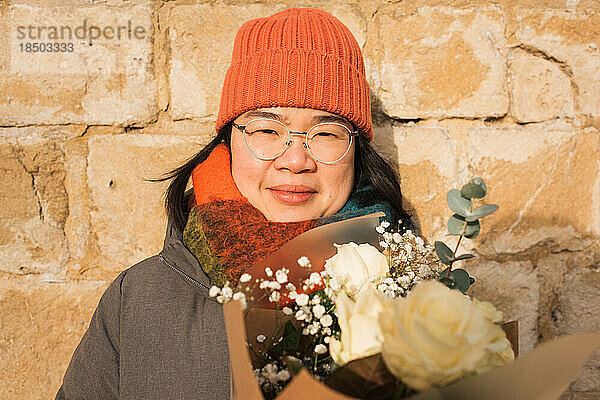 Porträt einer asiatischen Frau mit einem Blumenstrauß