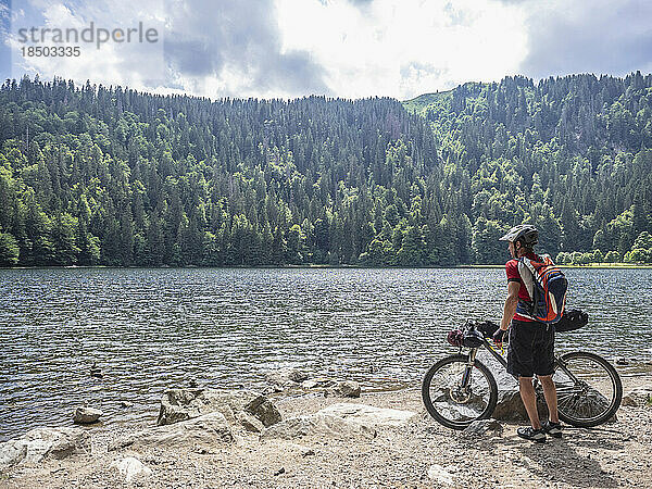 Mountainbiker ruht am Feldsee in der Nähe des Feldbergs  Baden-Württemberg  Deutschland