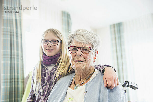 Großmutter und Enkelin im Pflegeheim