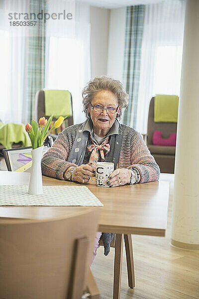 Ältere Frau mit Kaffee im Pflegeheim