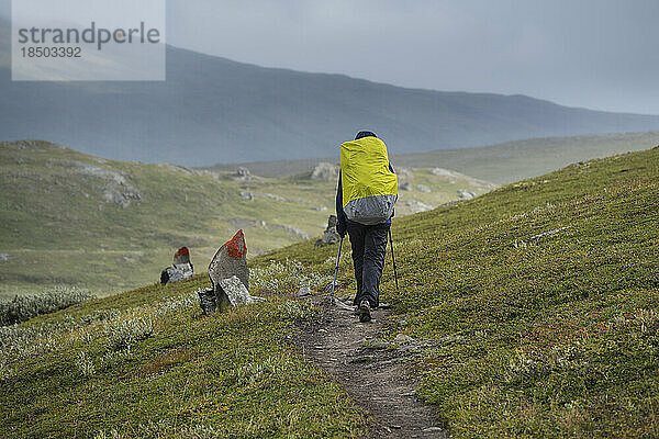 Frauen wandern auf den Spuren des Pandelantaleden - Padjelanta Trail  Schweden