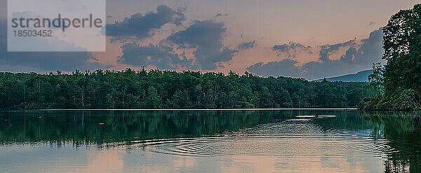 Schöner Sonnenuntergang an einem See im Julian Price Memorial Park
