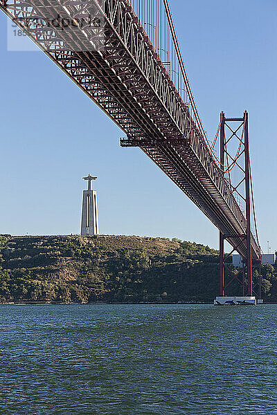 25. April Brücke über den Fluss Tejo und Cristo Rei Statue  Lissabon  Portugal