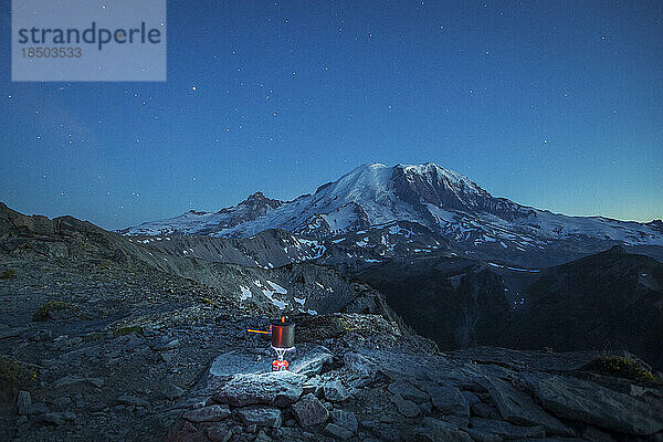 Ein kleiner Rucksackkocher kocht das Wasser im Mt. Rainier NP