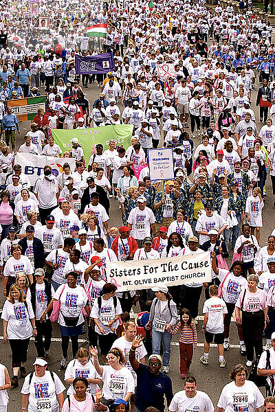 Zehntausende Menschen nehmen am Race for the Cure in Washington DC teil.