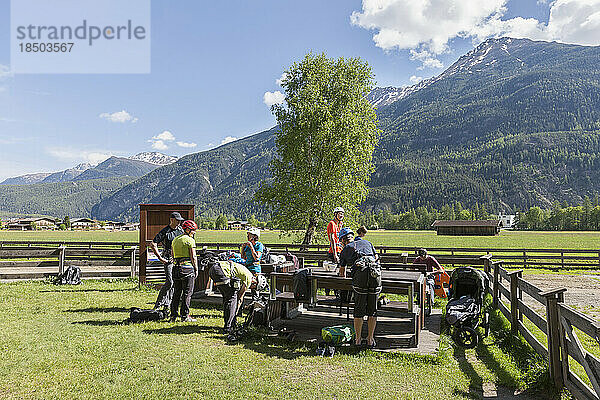Gruppe von Freunden  die sich auf das Klettern vorbereiten  Ötztal  Tirol  Österreich