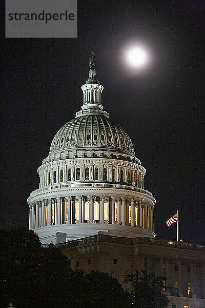 Der Mond geht über dem Kapitol der Vereinigten Staaten auf.
