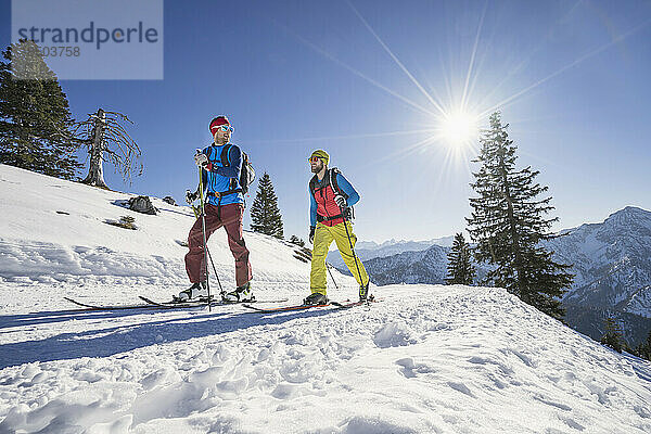 Skifahrer gehen auf Schneeberg