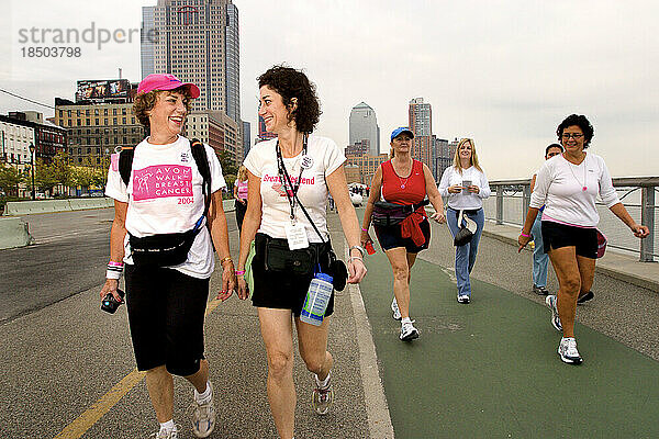 Mutter-Tochter-Überlebensteam geht beim Avon Walk for Breast Cancer in New York City.
