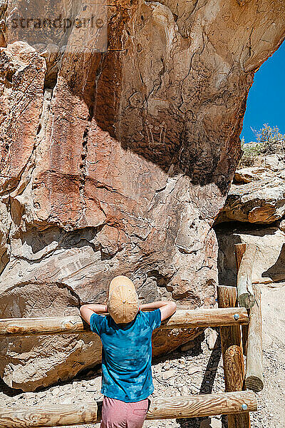 Tourist schaut sich Petroglyphen in Utah an