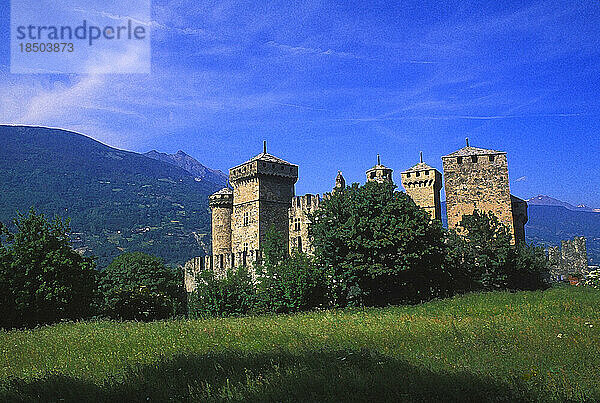 Schloss von Fenis in der Nähe der italienischen Alpen in Fenis  Italien