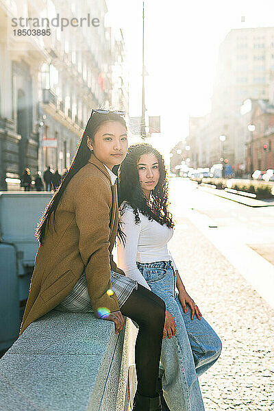 Stockfoto von zwei Freunden mit Sonnenlicht. Models posieren