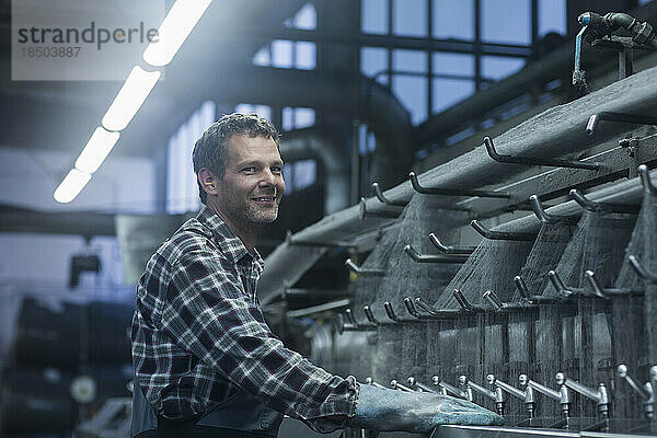 Reifer Mann arbeitet in der Stahlwollereinigerindustrie  Lahr  Baden-Württemberg  Deutschland