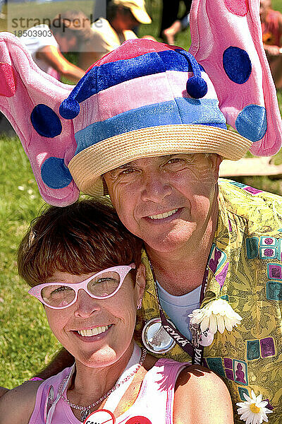 Paar trägt lustige Hüte und Kleidung bei einem Brustkrebs-Spaziergang in San Francisco.