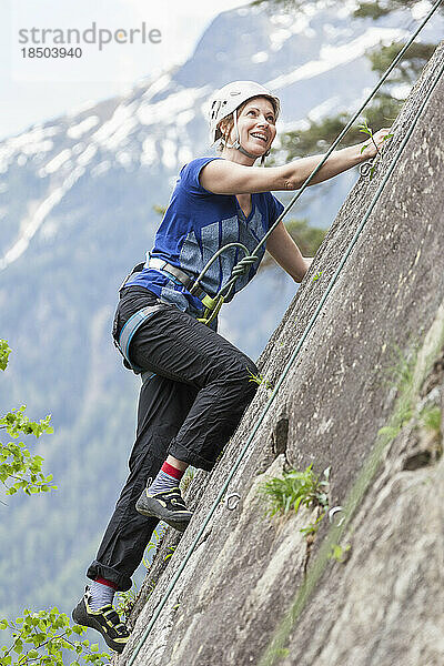 Klettererin erklimmt eine Felswand im Klettergarten Oberried  Ötztal  Tirol  Österreich