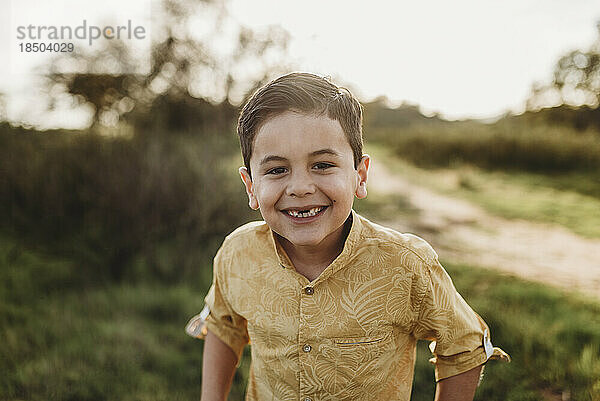 Porträt eines Jungen im schulpflichtigen Alter  dem zwei Vorderzähne fehlen