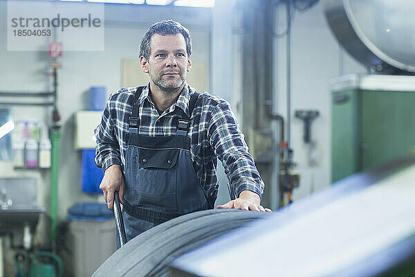 Reifer Mann arbeitet in der Stahlwollereinigerindustrie  Lahr  Baden-Württemberg  Deutschland