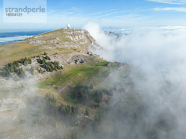 Luftaufnahme eines Jura-Berges mit einer Radaranlage auf dem Gipfel