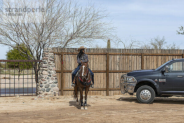 Ein Cowgirl zu Pferd beim Arizona Black Rodeo