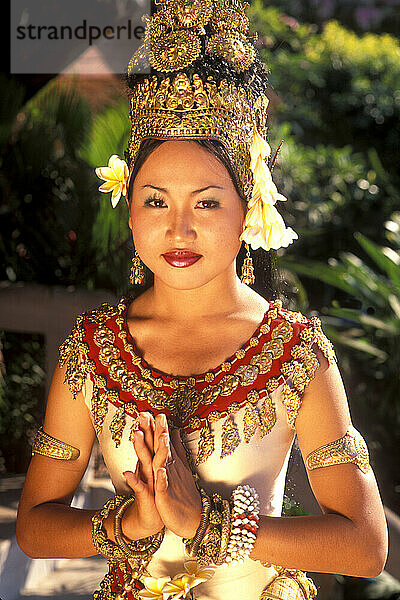 Schöne traditionelle Tänzerin und farbenfrohe Kostüme Khmer Arts Dance Siem Reap Kambodscha