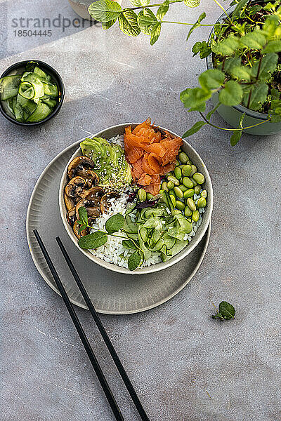 Vegetarische Schüssel mit Bohnen  Avocado  Reis  Pilzen und Gemüse.