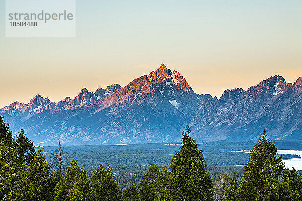 Sonnenaufgang vom Signal Mountain über der Grand Teton Range  Wyoming