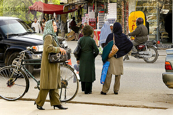Frauen auf einer Straße in Kabul tragen Kopftücher  aber keine Burka.