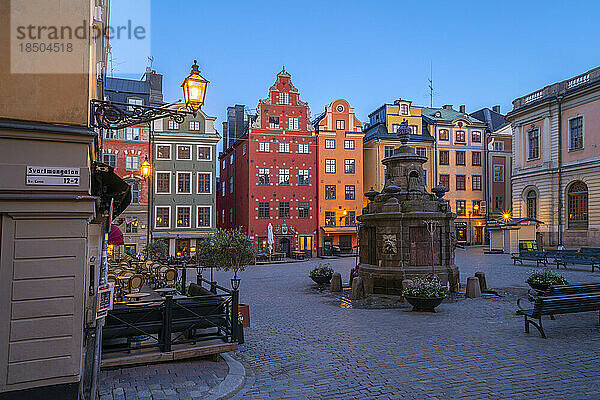 Abenddämmerung über dem alten Stortorget-Platz  Gamla Stan  Stockholm  Schweden