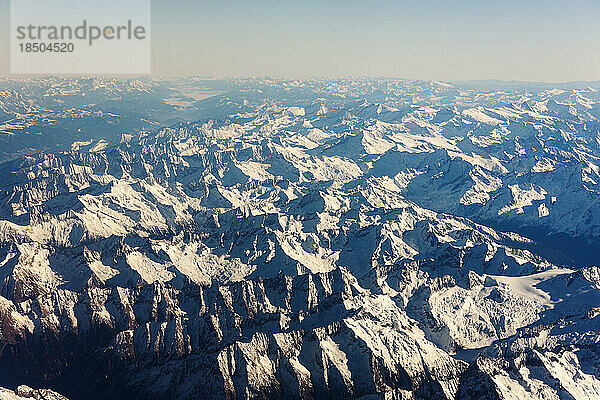 Majestätischer Blick auf die schneebedeckte Bergkette vor dem Himmel