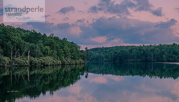 Schöner Sonnenuntergang an einem See im Julian Price Memorial Park
