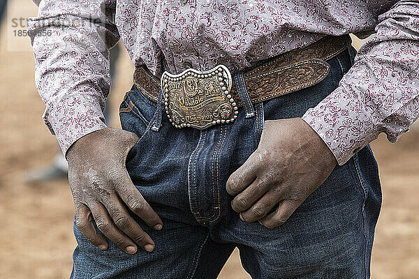 Ein Cowboy zeigt stolz seine Gürtelschnalle beim Arizona Black Rodeo