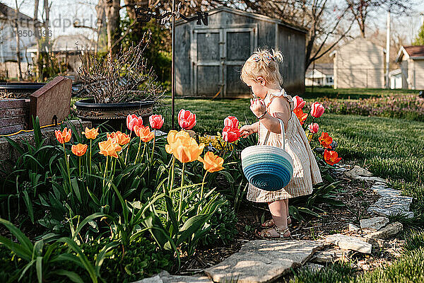 Kind im Garten auf Ostereiersuche