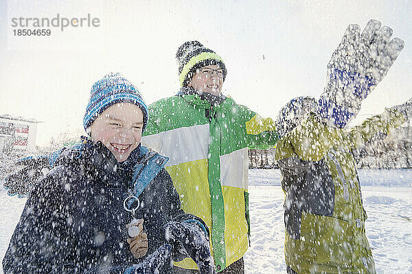 Kinder spielen auf Schneefeld