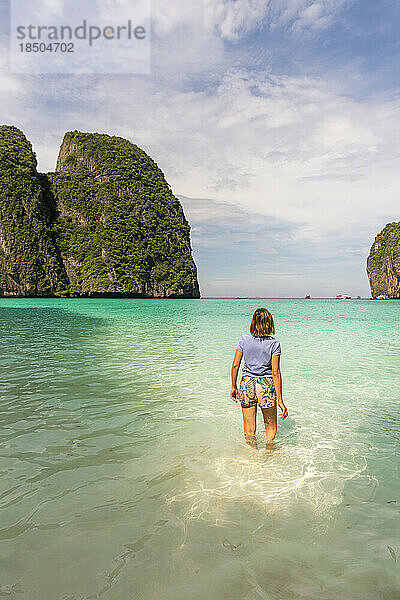 Frau geht am einsamen Strand der Maya Bay spazieren