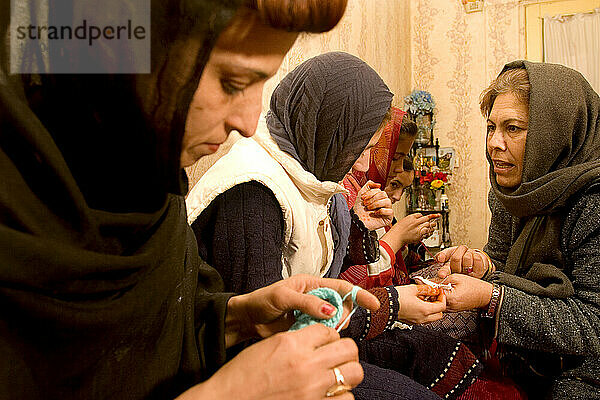 Frau bringt anderen in Kabul das Häkeln bei.