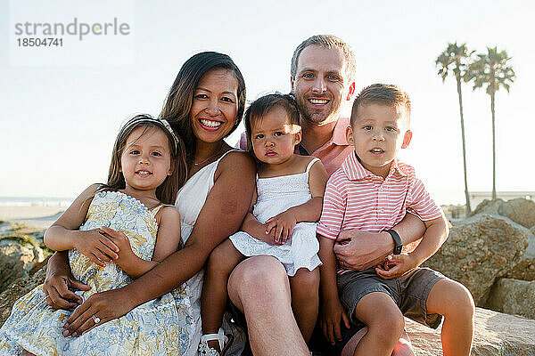 Nahaufnahme einer fünfköpfigen Familie  die am Strand in San Diego posiert