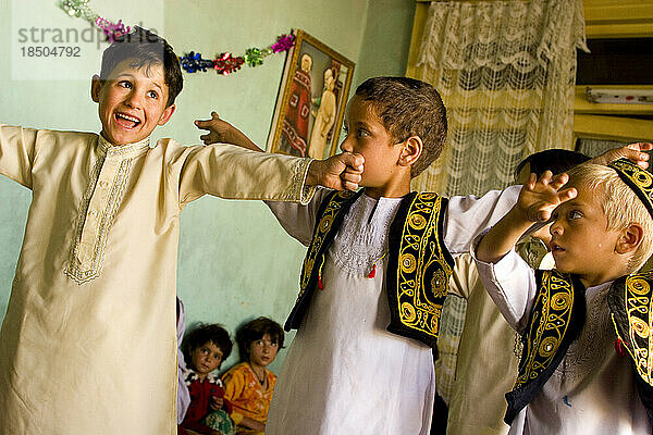 Nach dem Mittagsschlaf machen Kinder Übungen in Habibas Kindertagesstätte in Kabul.
