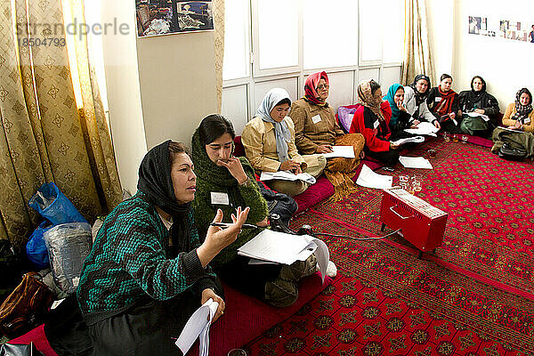 Frauen nehmen an einer Business-Schulung in Kabul teil  die vom Business Council for Peace veranstaltet wird.
