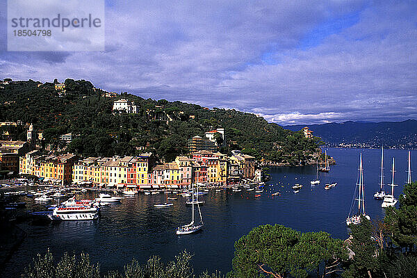 Schöne Szene des Hafens in Portofino Italien von oben