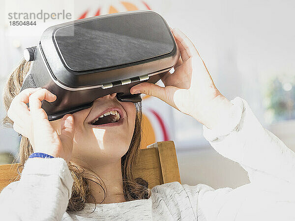 Mädchen mit Virtual-Reality-Brille