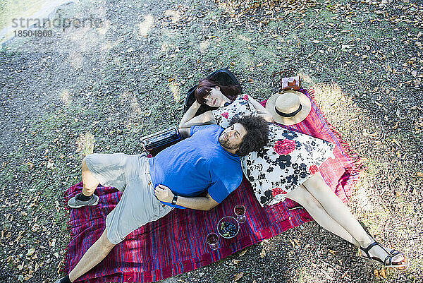 Junges Paar entspannt sich auf einer Picknickdecke