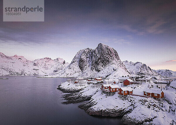 Rote Häuser und wunderschöne Berge im atemberaubenden Norwegen