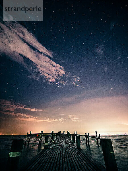 Pier bei Nacht