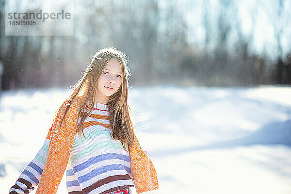 Schönes Teenager-Mädchen mit gelbem Schal draußen im Schnee.