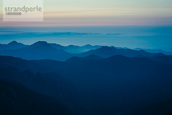 Lila Sonnenuntergangsfarben und Schichten der Central Cascades am Mount Rainier