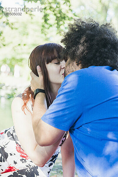 Junges Paar küsst sich im Freien
