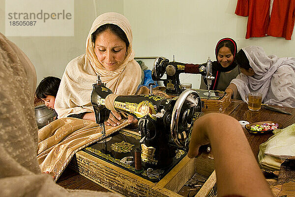 Frauen arbeiten gemeinsam beim Nähen in einem Arbeitsraum in Kabul.