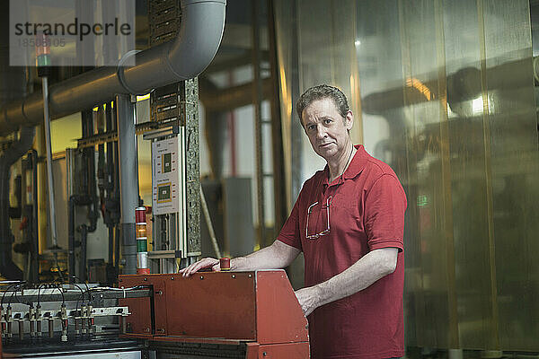 Porträt eines männlichen Ingenieurs  der in der Industrie arbeitet  Hannover  Niedersachsen  Deutschland